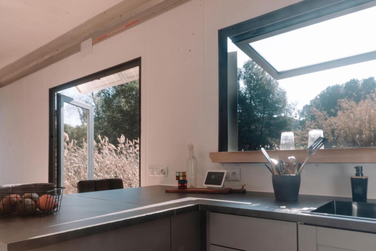 Cooltainer Retreat: Sustainable Coastal Forest Tiny House Near Barcelona 카스테데펠스 외부 사진