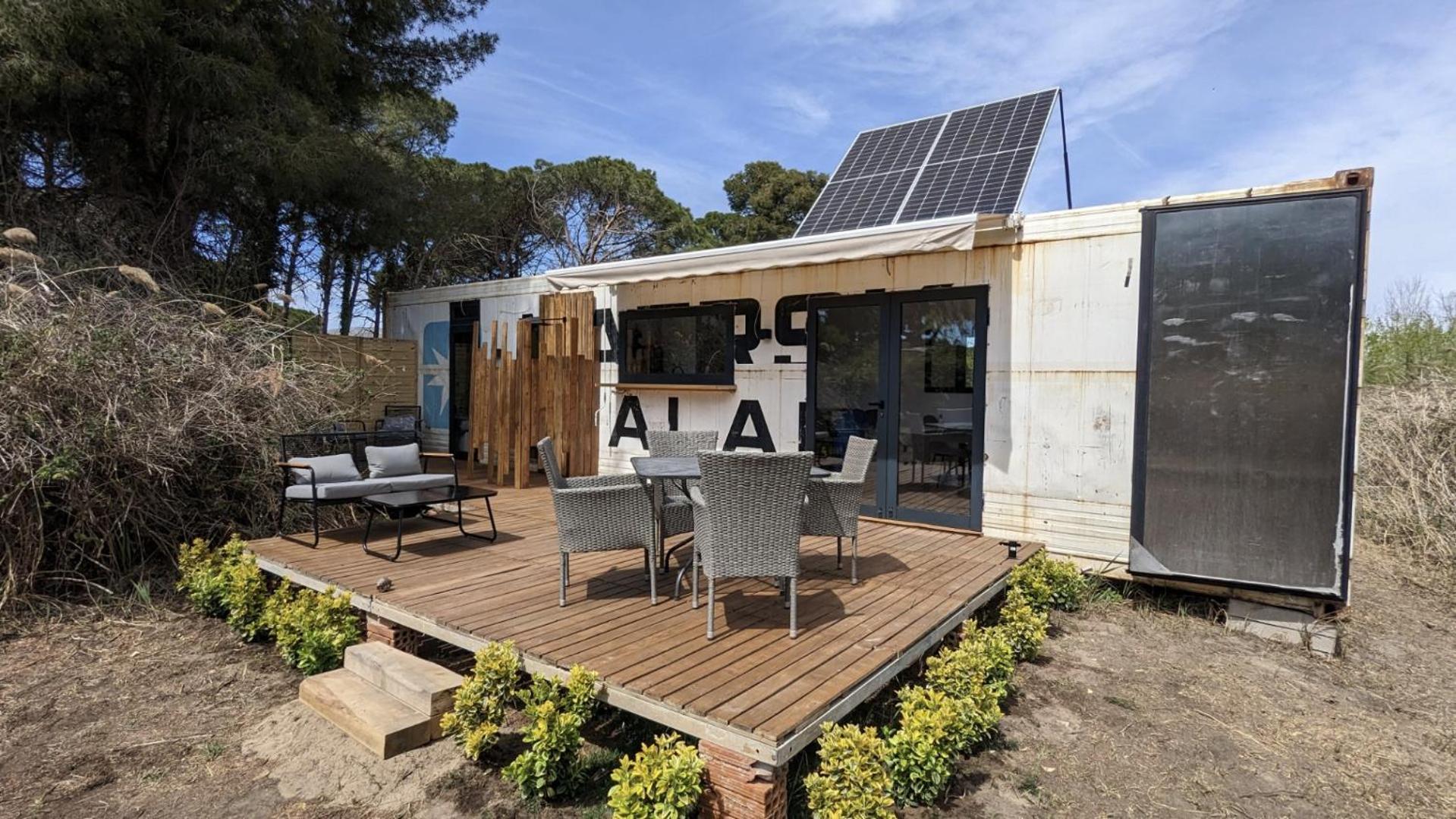 Cooltainer Retreat: Sustainable Coastal Forest Tiny House Near Barcelona 카스테데펠스 외부 사진